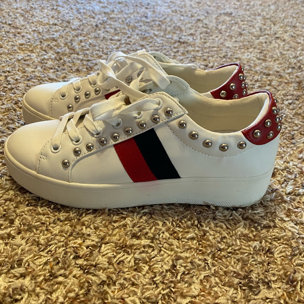 Women’s size 7 Steve Madden sneaker